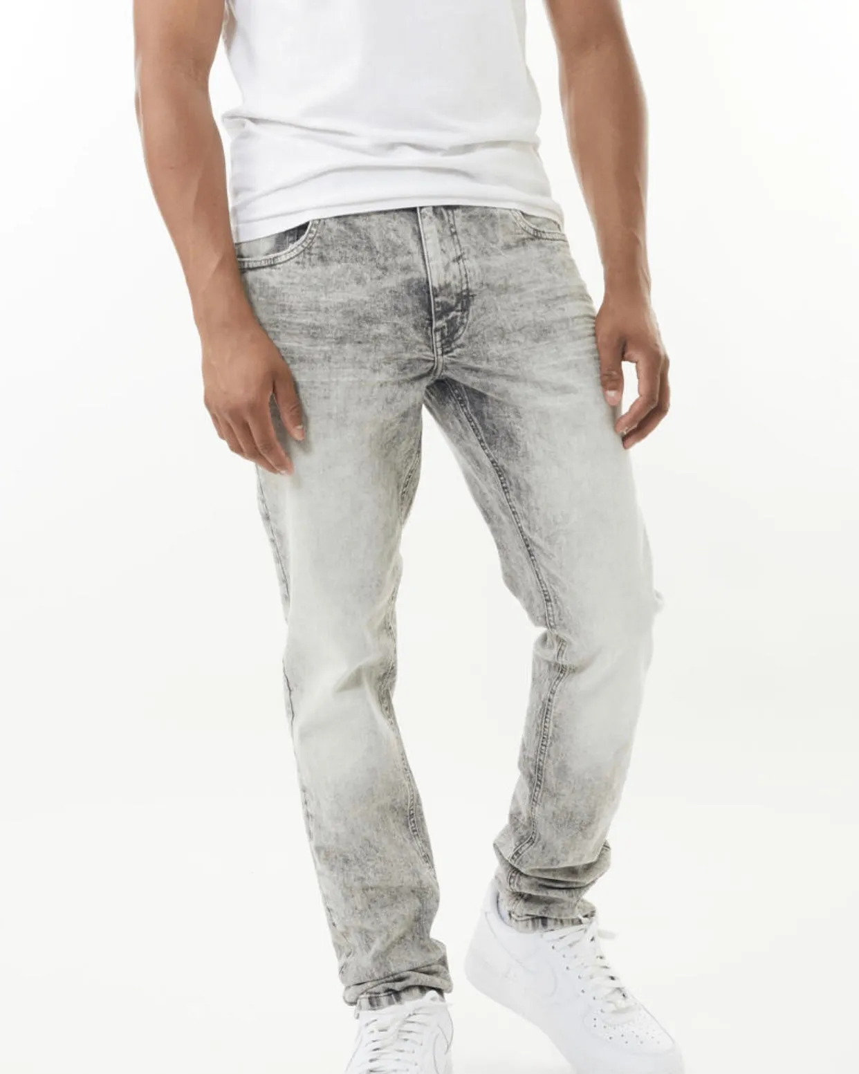 Men’s Tapered Fit Stretched Jeans